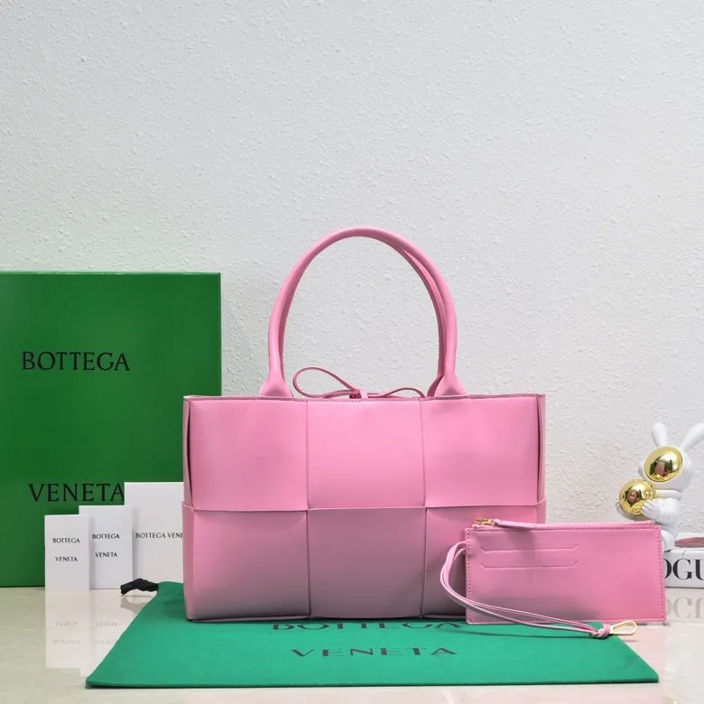 Batch 1760 medium arco, BottegaVeneta# official website latest sheepskin with inner sheepskin SLIP tote handbag, and the logo has been changed to the side panel😍The oversized woven design really makes it a huge gap from ordinary tote bags🔗🔗Different color combinations inside and outside ⛓Daniel Lee leads the brand's DNA to continue to evolve with fresh inspiration🧬🧬showing a balanced style of luxury and reality👉: 30*20*12 Model: 9893#